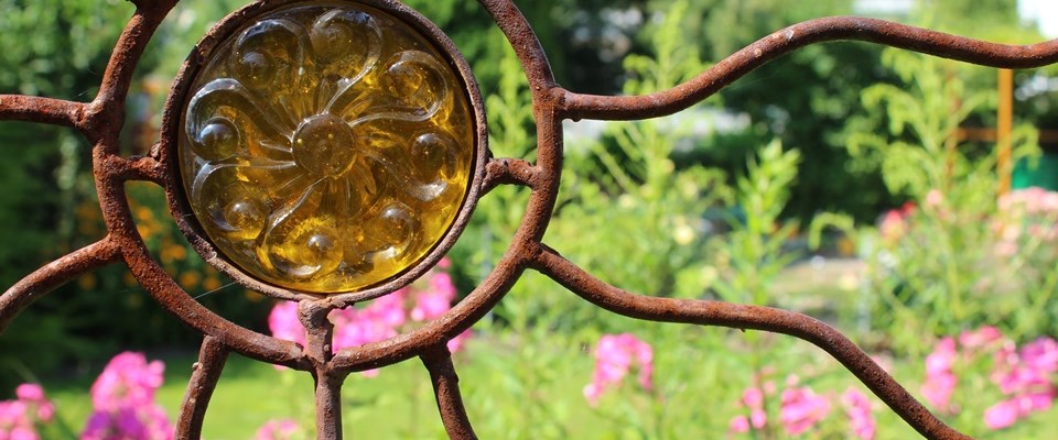 Eisernes Gartenaccessoire im Garten